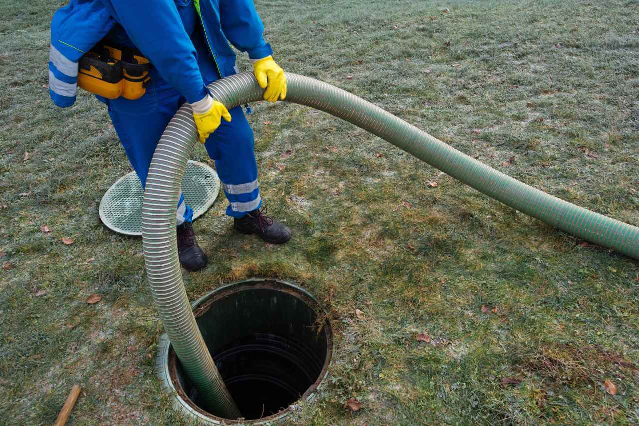 Wywóz nieczystości płynnych — beczkówka podczas opróżniania szamba w gminie Wieleń