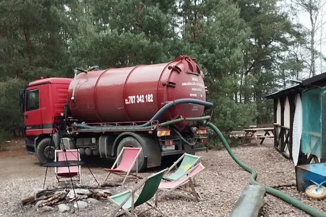 Opróżnianie szamba — obsługa zbiornika bezodpływowego w gminie Drawsko